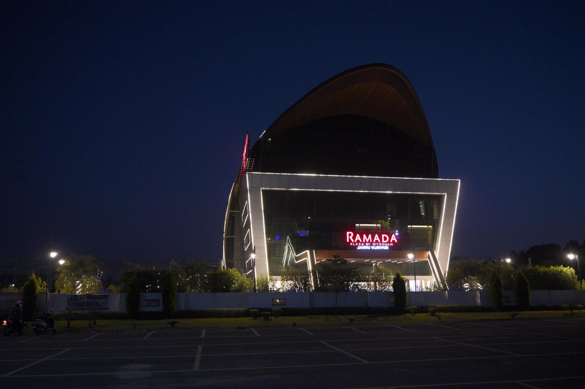 Ramada Plaza By Wyndham Jammu Vijaypur Hotell Exteriör bild