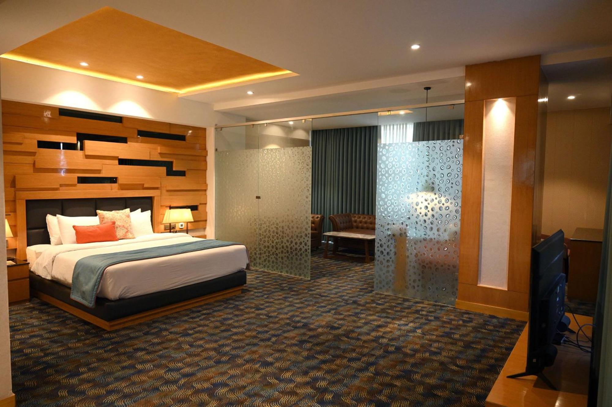 Ramada Plaza By Wyndham Jammu Vijaypur Hotell Exteriör bild