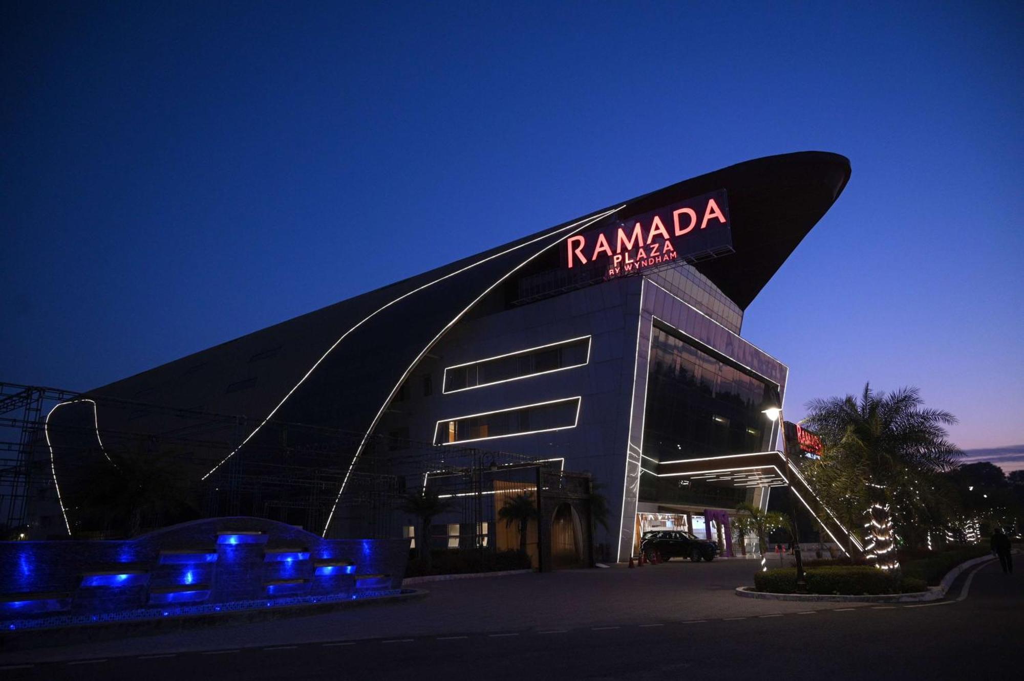 Ramada Plaza By Wyndham Jammu Vijaypur Hotell Exteriör bild