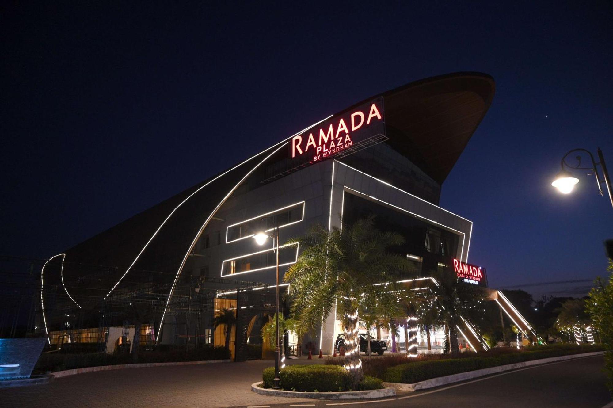 Ramada Plaza By Wyndham Jammu Vijaypur Hotell Exteriör bild